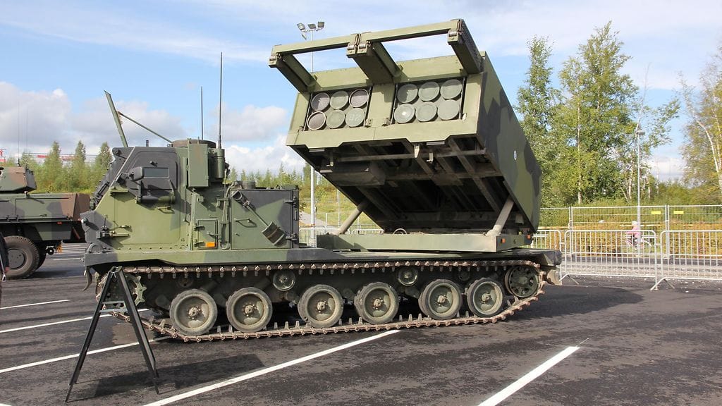 Raskas raketinheitin 298 RsRakh 06 (M270 MLRS) Ps 529-13 kalustoesittelyssä Tampereella vuonna 2015.