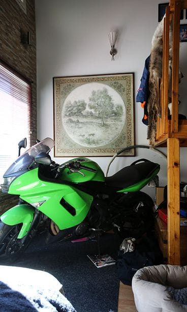 kaaoksen_kesyttajat_s1eps02_ennenjalkeen_moottoripyo25C225A8ra25C225A8_olohuoneessa