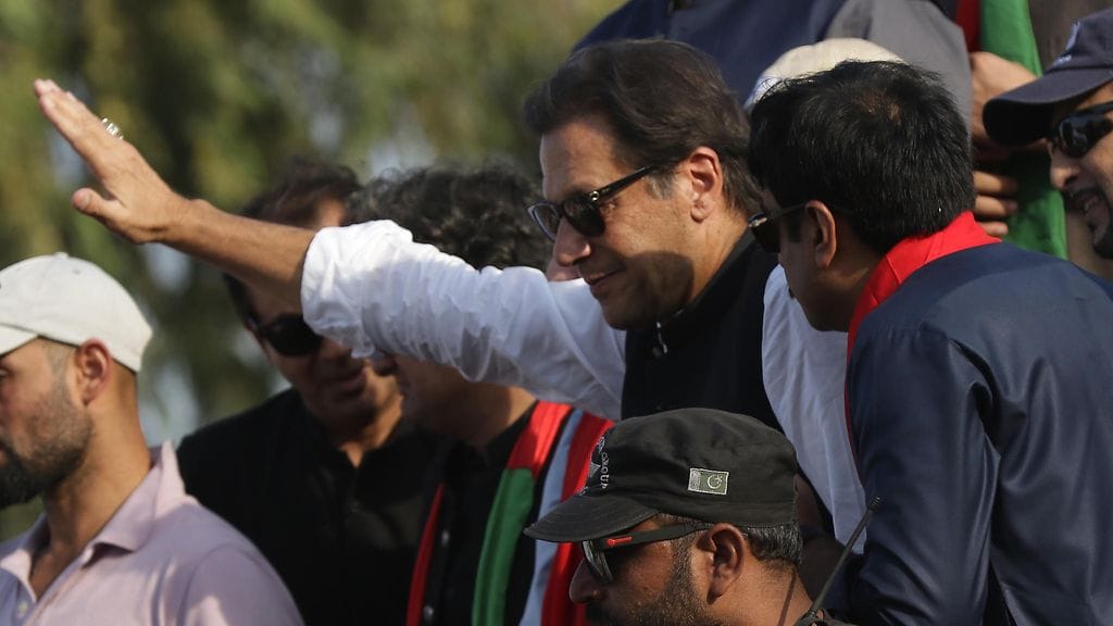 Pakistanin poliisi on aiemmin nostanut terrorismisyytteen entistä pääministeriä Imran Khania (kuvassa keskellä) vastaan.