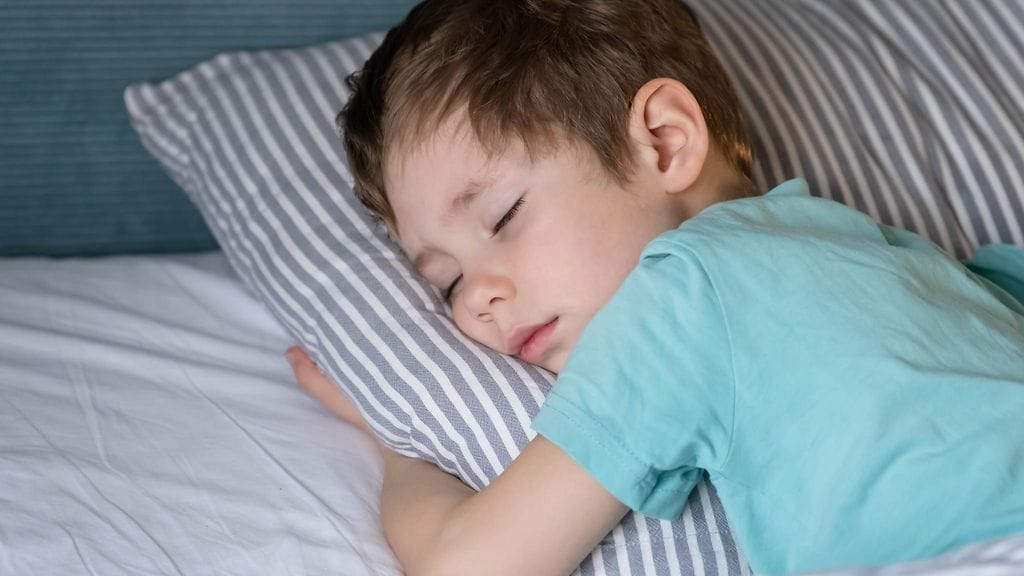 pikkupoika päiväunilla