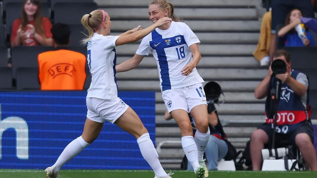 Linda Sällström ja Adelina Engman juhlivat Suomen maalia EM-kisoissa.