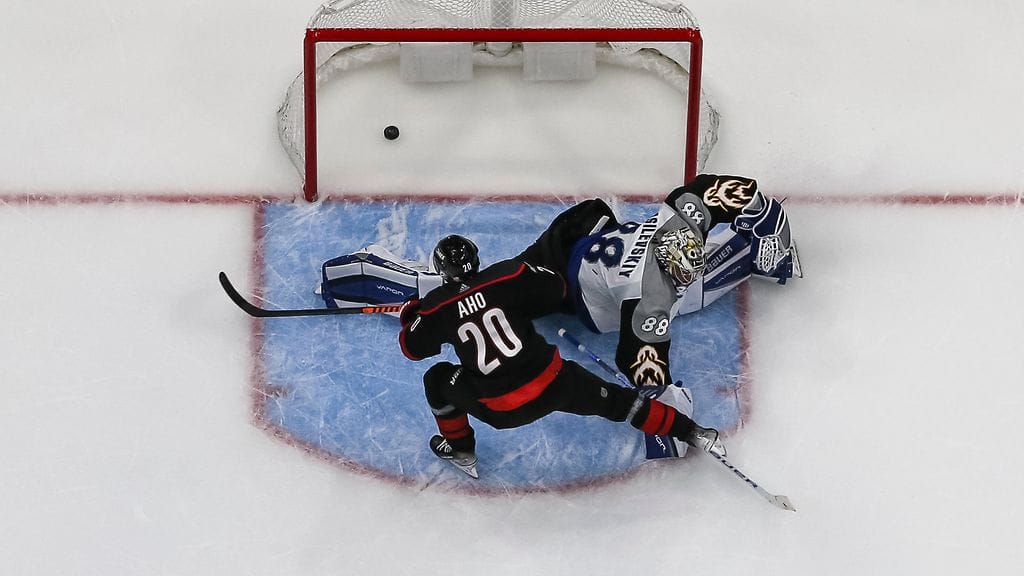 Sebastian Aho huijasi Tampa-vahti Andrei Vasilevskia pahemman kerran.