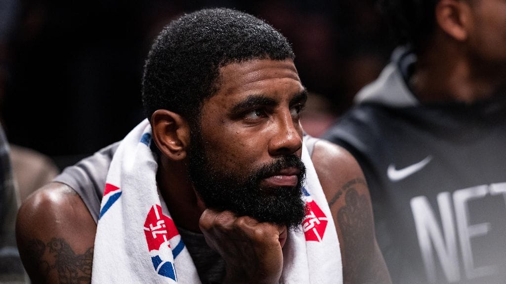 Kyrie Irving saa seurata seuraavat Brooklyn Netsin ottelut katsomosta.
