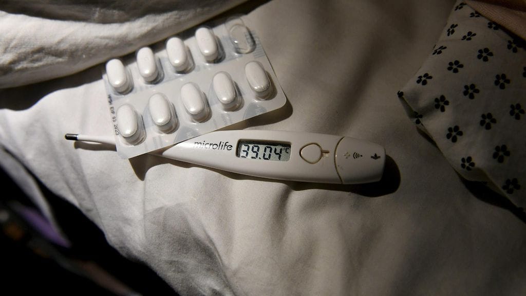 Influenssaepidemian huippu saattaa vielä olla edessä, arvioidaan Terveyden ja hyvinvoinnin laitokselta. Kuvituskuvassa kuumemittari ja särkylääkkeitä.