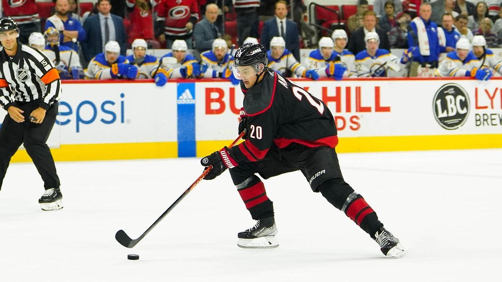 Carolina Hurricanesin Sebastian Aho naputti Buffalo Sabresia vastaan tehopisteet 3+1.