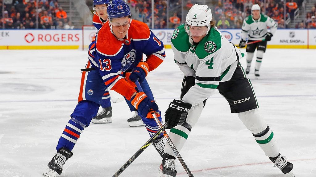 Edmonton Oilersin Jesse Puljujärvi ja Dallas Starsin Miro Heiskanen väänsivät kiekosta.