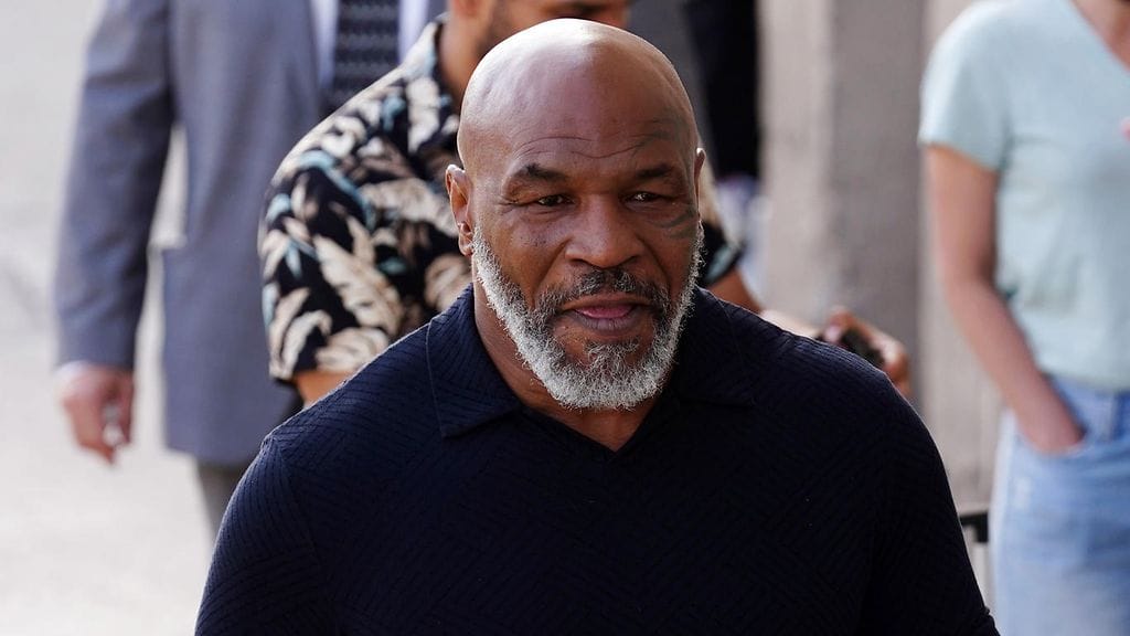 Mike Tyson kokeilee tyttärensä hoverboardia