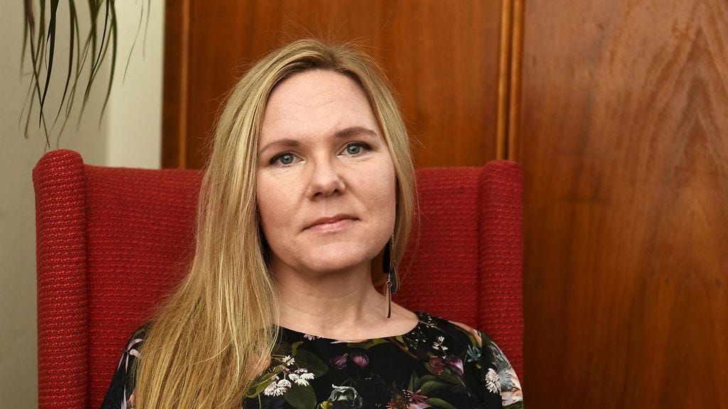 Lapsiasiavaltuutettu Elina Pekkarisen mukaan väkivaltamateriaalia kuvaavat ja levittävät usein aikuiset, mutta myös lapset syyllistyvät siihen.