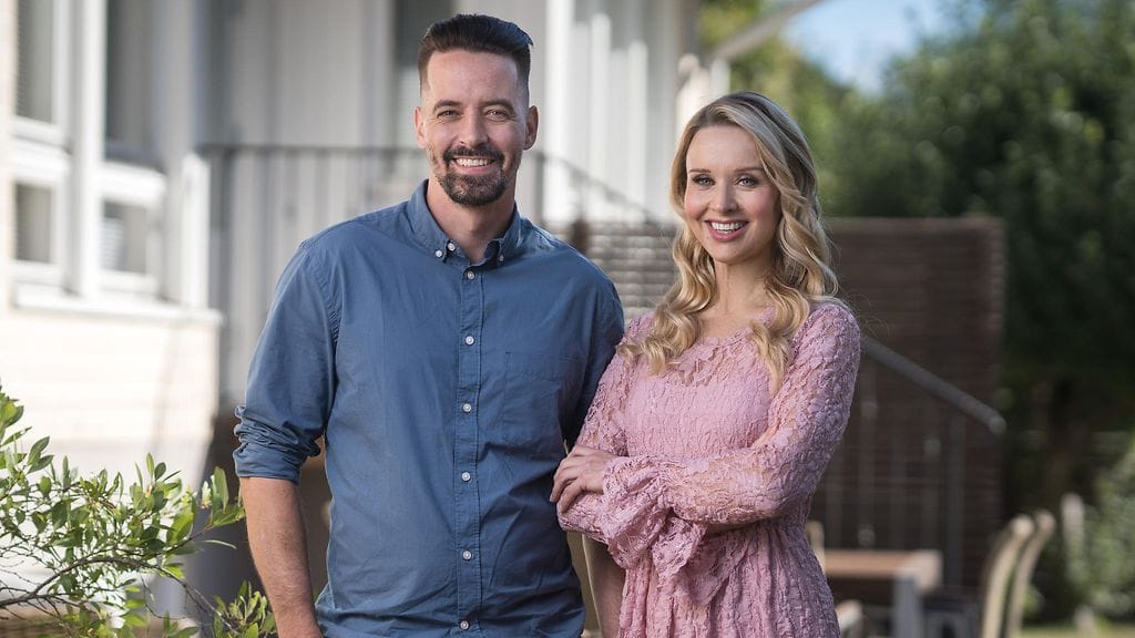 samalla_rahalla_s1_key_art_ile_uusivuori_marika_hollander6_16x9