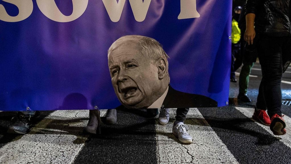 Puolaa johtavan Laki ja oikeus -puolueen (PiS) johtaja Jaroslaw Kaczynski mainospanderollissa.