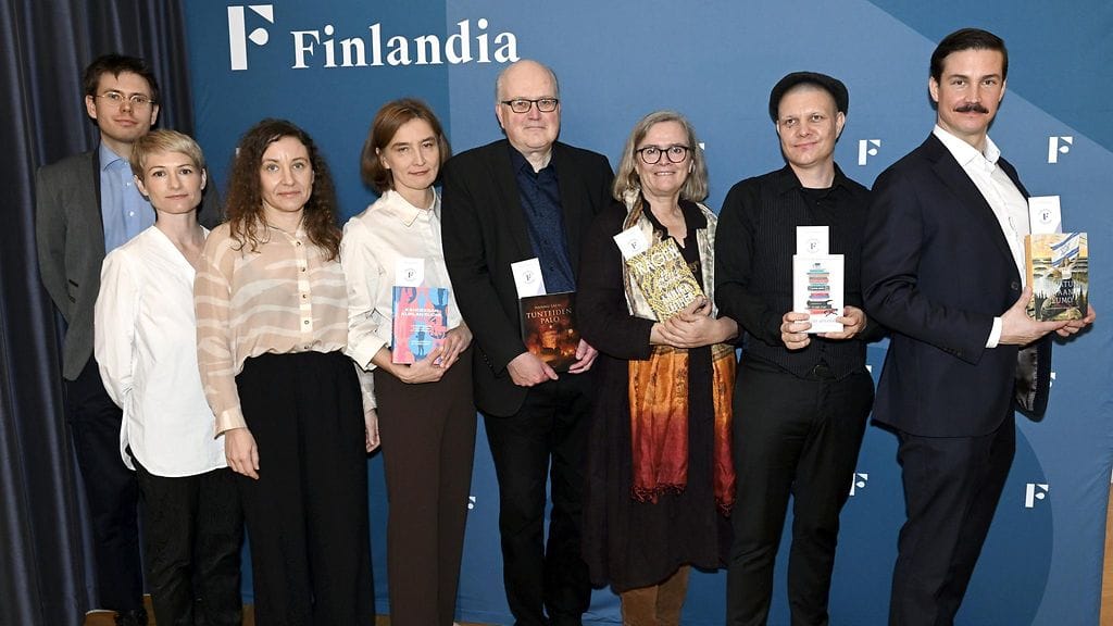Tietokirjallisuuden Finlandia-palkintoehdokkaat Joonas Timonen (vas), Lotta Junnilainen, Lotta Haikkola, Anu Kantola, Hannu Salmi, Annika Luther, Ville-Juhani Sutinen sekä Timo R.Stewart Finlandia-ehdokkaiden julkistustilaisuudessa Helsingissä tänään tiistaina.