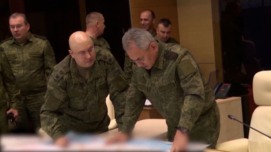 Sergei Surovikin esitteli tilannetietoja puolustusministeri Sergei Shoigulle tämän vierailulla Venäjän "erikoisoperaation" päämajassa Ukrainassa.