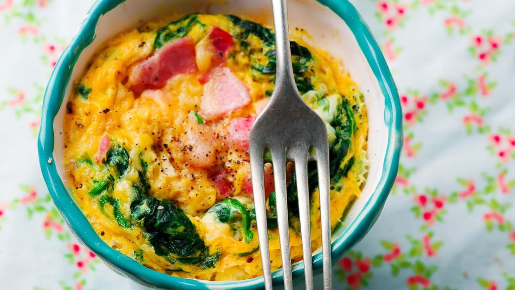 pekoni-juustomunakas mukissa