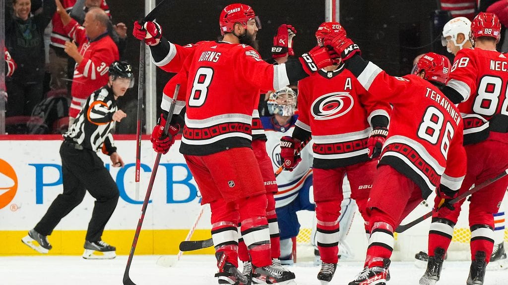Carolina Hurricanes kylvetti Edmonton Oilersia viime yönä.