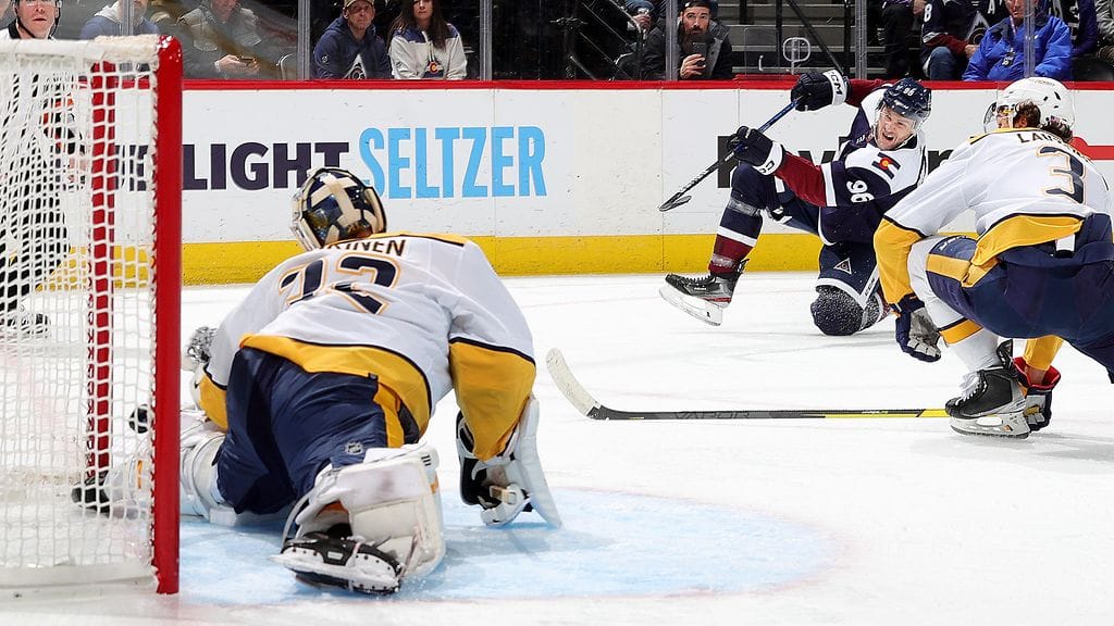 Mikko Rantanen paukutti maaleja Kevin Lankisen selän taakse.