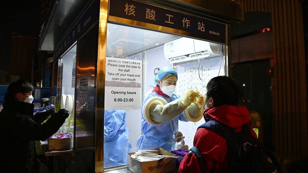 Höllentämisen jälkeenkin tiukka koronakuri ohjaa yhä voimakkaasti kiinalaisten elämää.