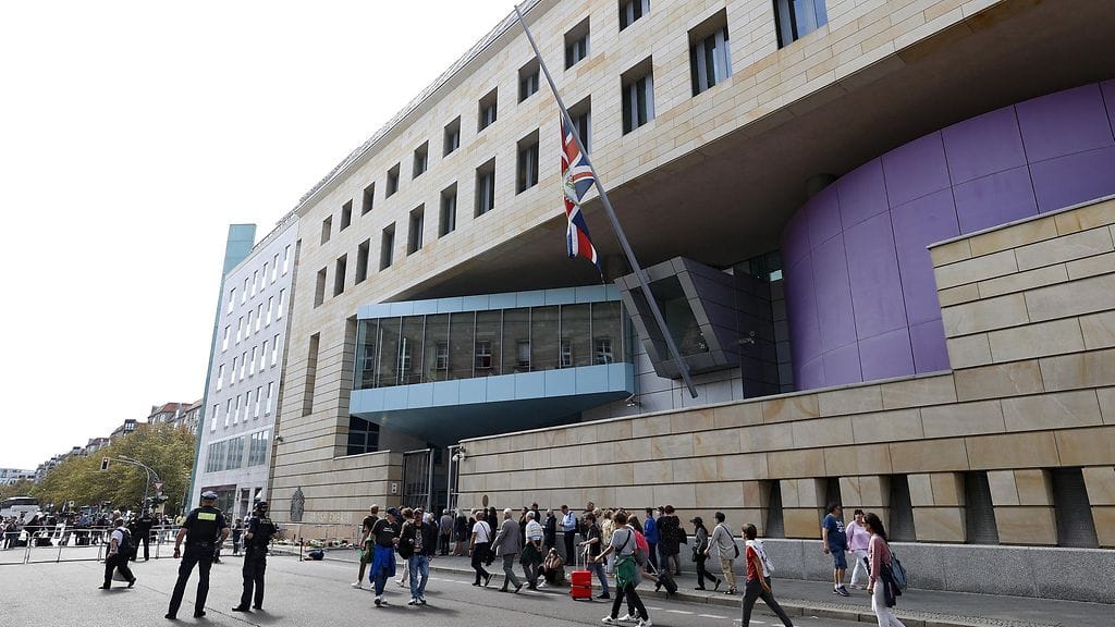 Britannian suurlähetystössä Berliinissä työskennellyttä David Smithiä uhkaa 14 vuoden vankeustuomio vakoilusta.