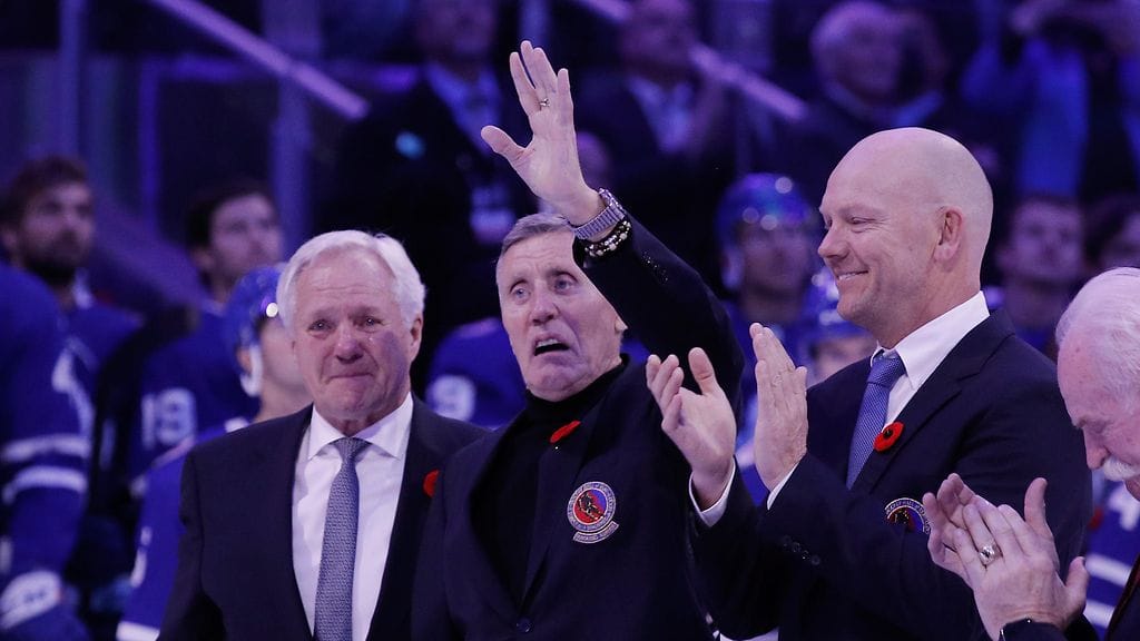 Börje Salming tervehti yleisöä Torontossa yhdessä liikuttuneen Darryl Sittlerin (vas.) ja Mats Sundinin kanssa.