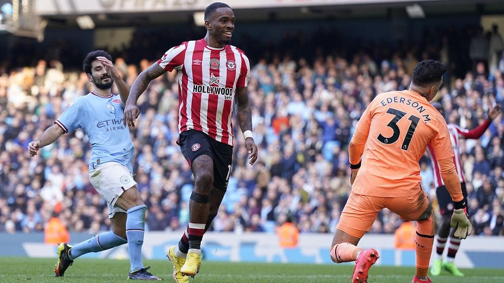 Ivan Toney (kuvassa keskellä) tuikkasi voittomaalin Brentfordille, kun se kaatoi Manchester Cityn 2–1.