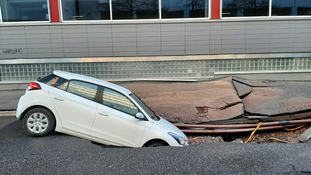 Auto vajosi kuoppaan, kun katu sortui alta – päivystävä palomestari haastattelussa