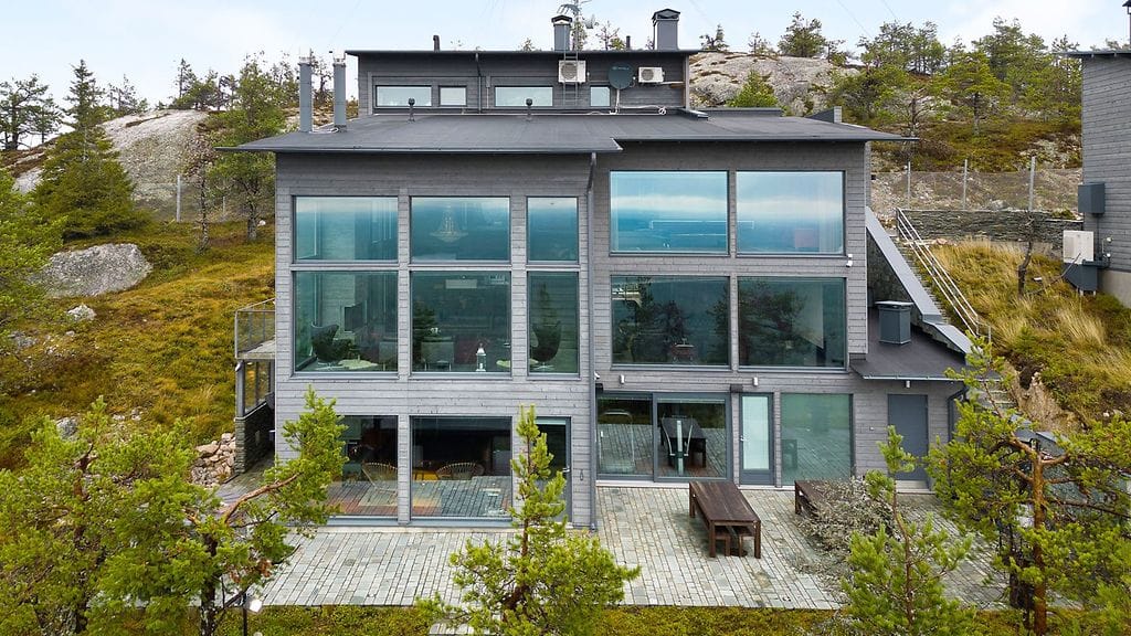 Rukan huipulla myynnissä oleva miljoonahuvila.