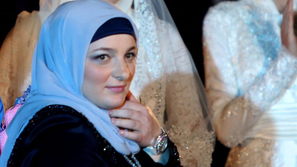 Sankariäiti-tittelin ja -palkinnon saajilla on yli kymmenen lasta. Palkittujen joukossa oli muun muassa Putinin liittolaisen Tshetshenian johtajan Ramzan Kadyrovin puoliso Medni Kadyrova.