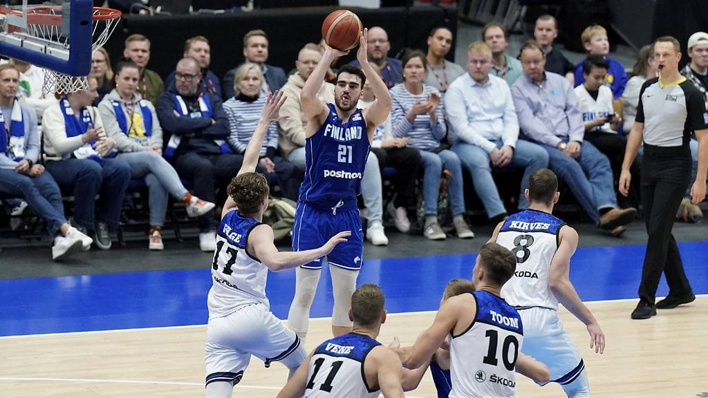 Susijengin Edon Maxhuni vauhdissa Viroa vastaan.