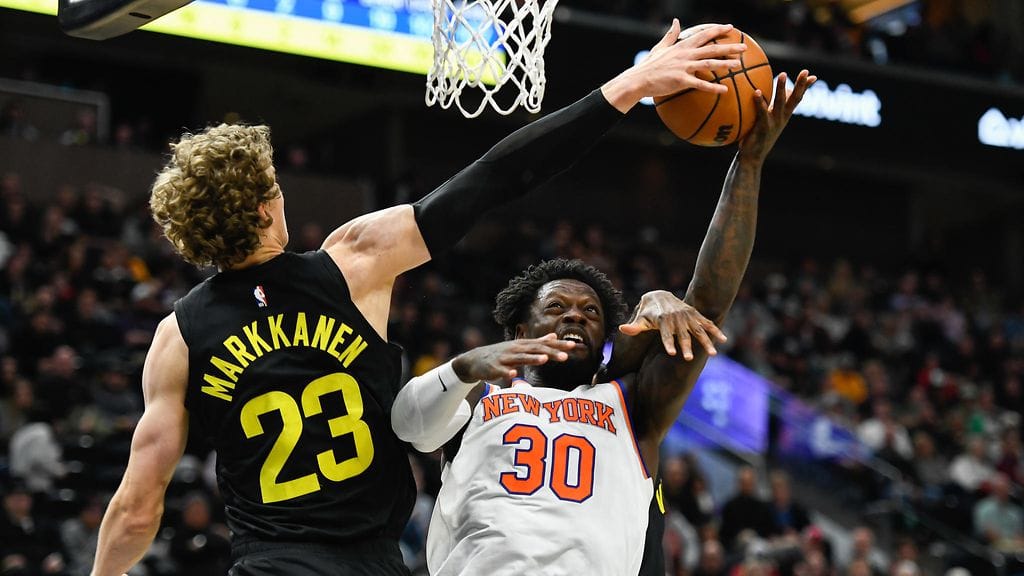 Lauri Markkanen puolustustehtävissä New York Knicksin Julius Randlea vastaan.