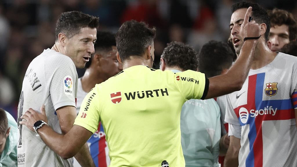 Robert Lewandowski protestoi ulosajotuomiotaan.