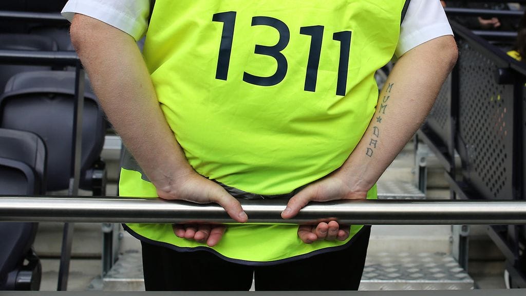 Järjestysmies hoiti tehtäviään piiruntarkasti. Kuvituskuva.