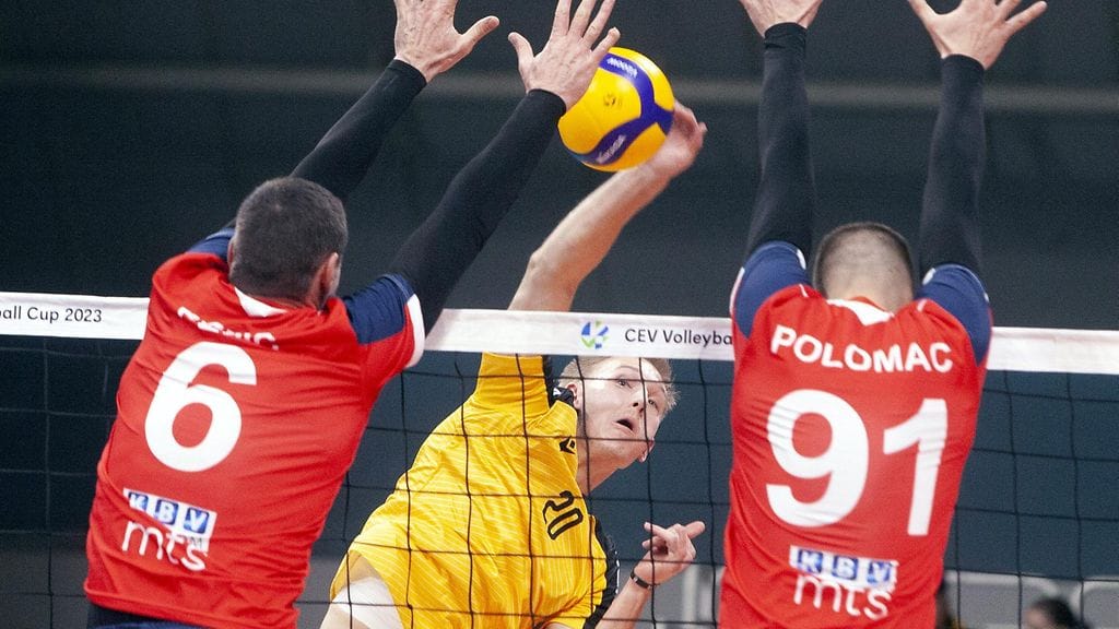 Savo Volleyn David Kisiel iskee palloa Belgradin Punaista Tähteä vastaan.