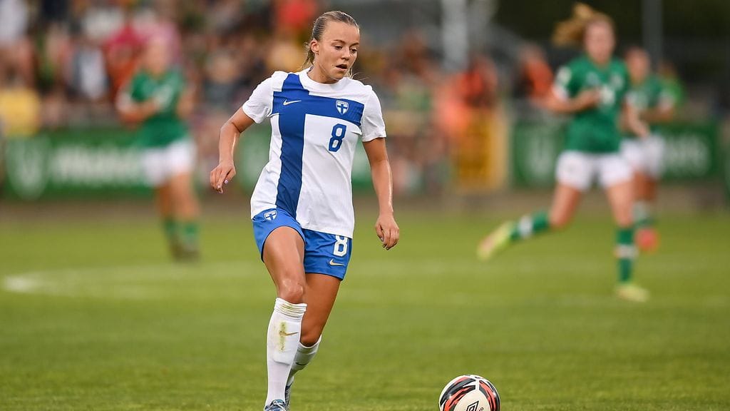 Ahtinen on kokkolalaisen Gamlakarleby BK:n kasvatti. Hän debytoi pääsarjassa vuonna 2013 vain 15-vuotiaana.