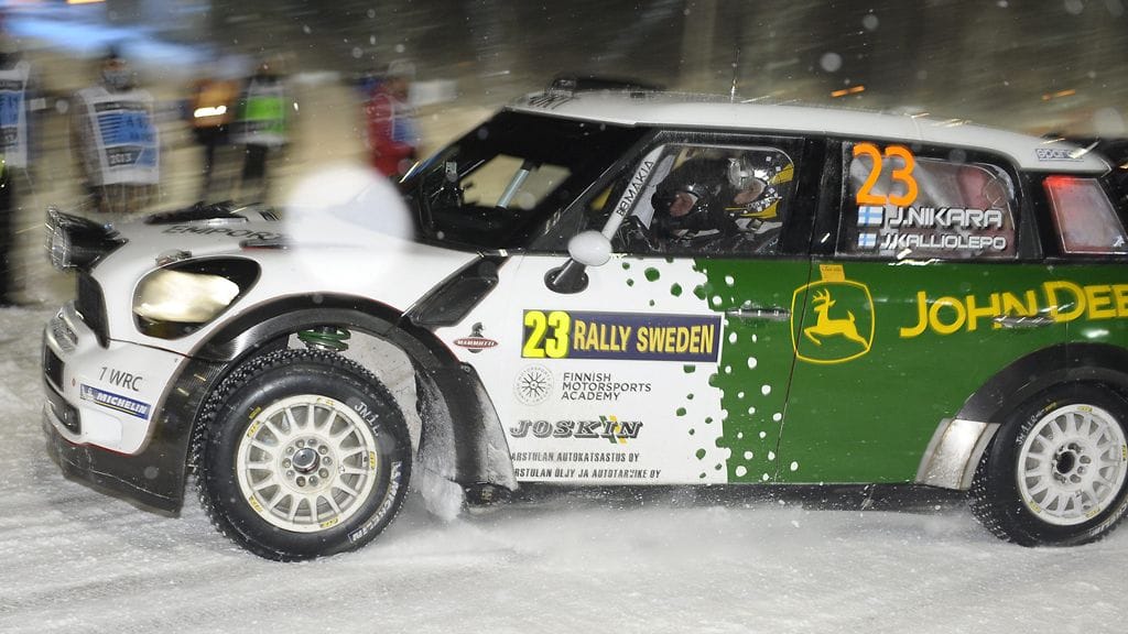 Jarkko Nikara vauhdissa torstain yleisöerikoiskokeella.