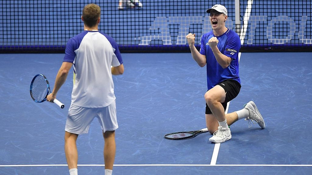 Harri Heliövaara (oik.) tuuletti villisti parinsa Lloyd Glasspoolin kanssa ottamaansa voittoa.