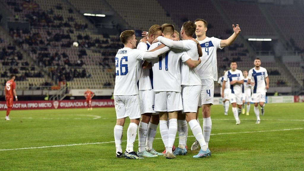 Huuhkajat juhlimassa Oliver Antmanin viimeistelemää maalia Pohjois-Makedoniaa vastaan.