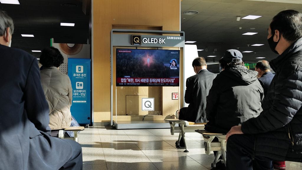 Etelä-Korean Soulissa ihmiset seurasivat uutisista ohjuksen laukaisua 17. marraskuuta.