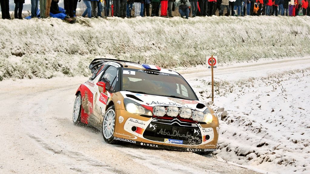 Sebastien Loeb johtaa kilpailua lähes puolentoista minuutin erolla avauspäivän jälkeen.