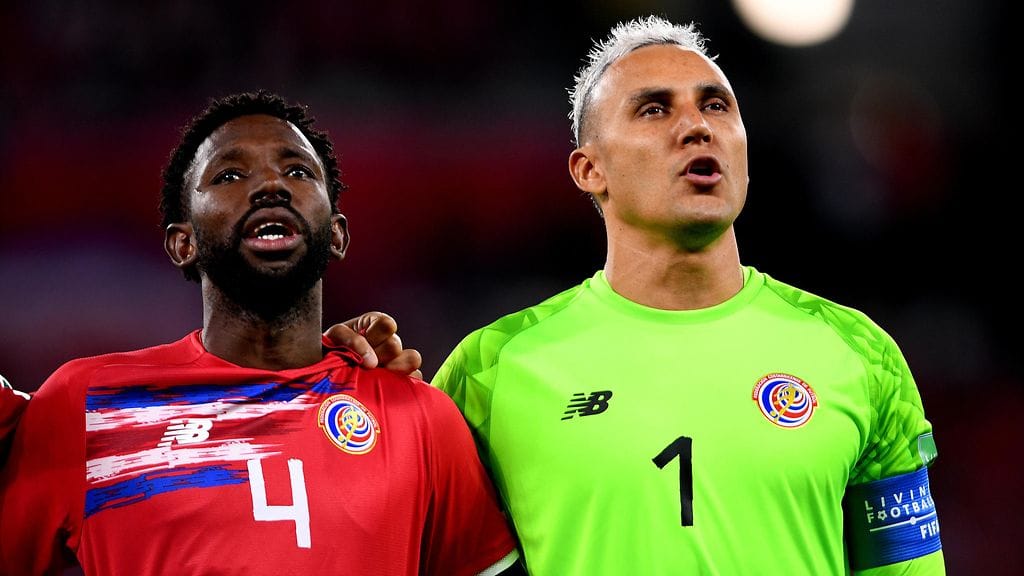 Costa Rica varmisti paikkansa MM-kisoissa voitolla Uudesta-Seelannista kesäkuussa 2022. Kuvassa maajoukkuepelaajat Keysher Fuller (vas.) ja Keylor Navas.