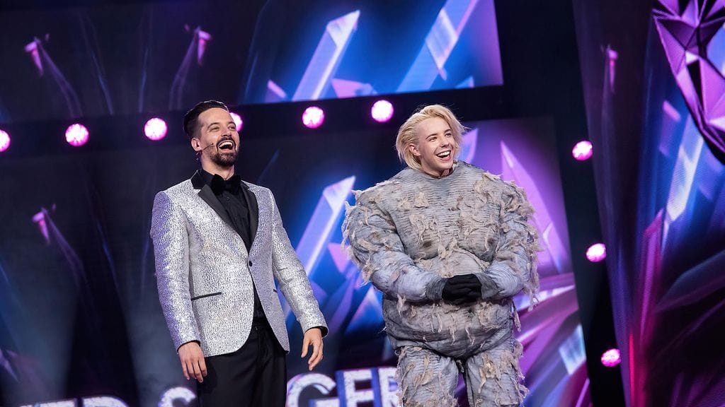 masked_singer_suomi_s4_eps12_örkki_tuure_boelius_ile_uusivuori_kuvaaja_saku_tiainen