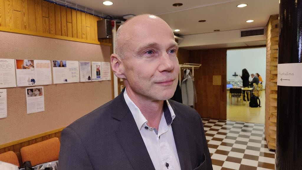 "Osoitimme neuvotteluissa kattavasti, että valtion rahoitus ei riitä nykyiseen, asukkaiden lakisääteiseen palvelutasoon", sanoo hyvinvointialuejohtaja Timo Aronkytö.