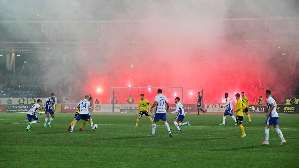 HJK-fanien soihdut keskeyttivät pelin jalkapallon Veikkausliigan ottelussa KuPSia vastaan Helsingissä 16. lokakuuta.