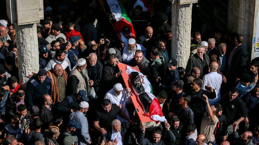 Tuhannet palestiinalaiset kokoontuivat perjantaina suremaan Gazan kaistalla tulipalossa 17.11.2022 kuolleita 21:tä ihmistä. AOP