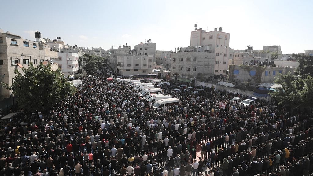Tuhannet palestiinalaiset kokoontuivat perjantaina suremaan Gazan kaistalla tulipalossa 17.11.2022 kuolleita 21:tä ihmistä. AOP