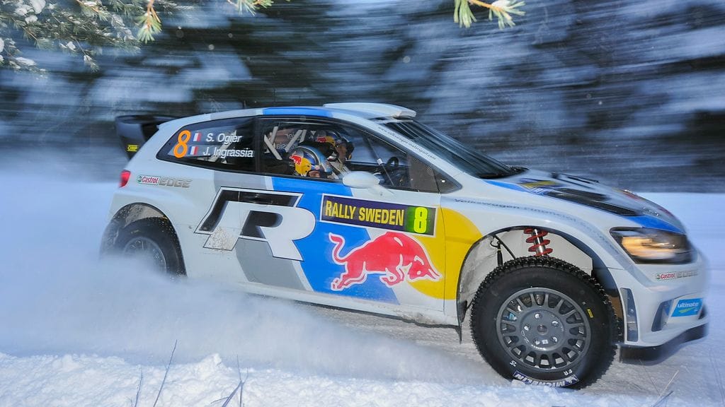 Sebastien Ogier johtaa kisaa 6,2 sekunnin erolla Sebastien Loebiin.