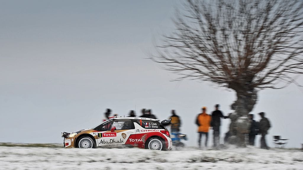 Sebastien Loeb kaasuttelee Monte Carlo -rallin kärjessä.