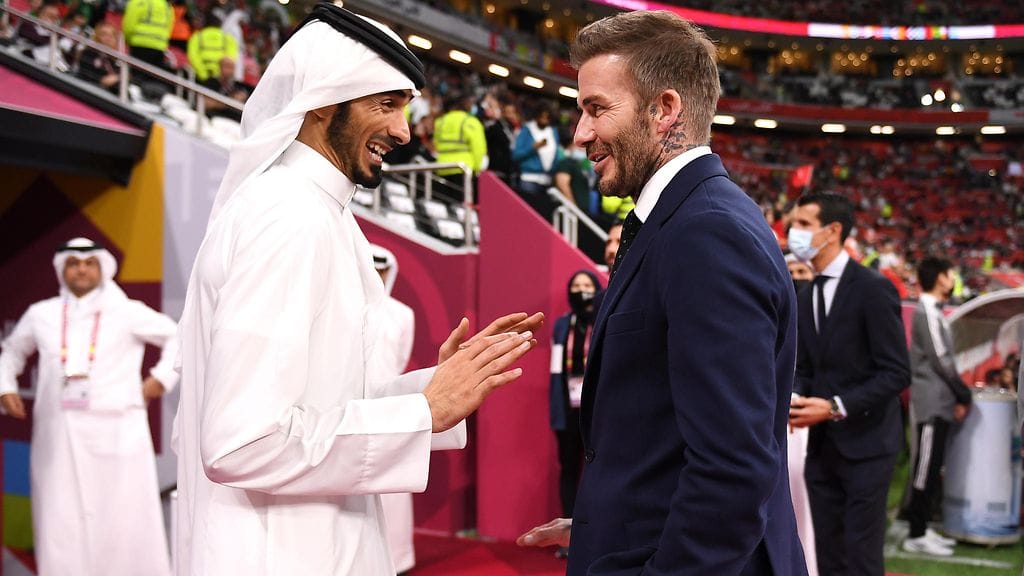 David Beckham (oik.) juttelemassa qatarilaissheikki Jassim Bin Hamad Al Thanin kanssa joulukuussa 2021.