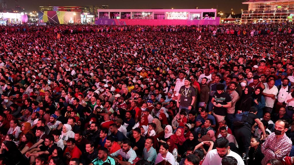 Al Bidda Park -fanialue tupaten täynnä väkeä katsomassa kisojen avausottelua Qatar-Ecuador.