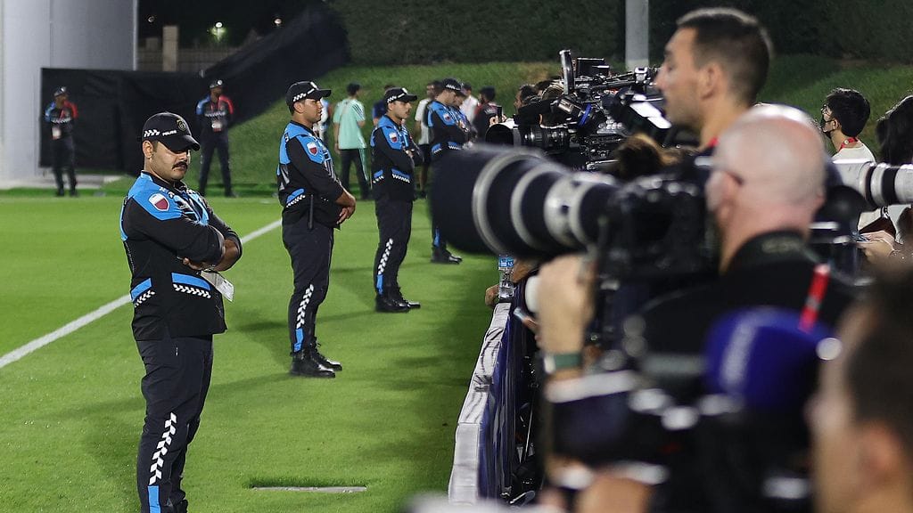 Qatarin poliisi tehtävissään Argentiinan jalkapallomaajoukkueen harjoituksissa Dohassa.