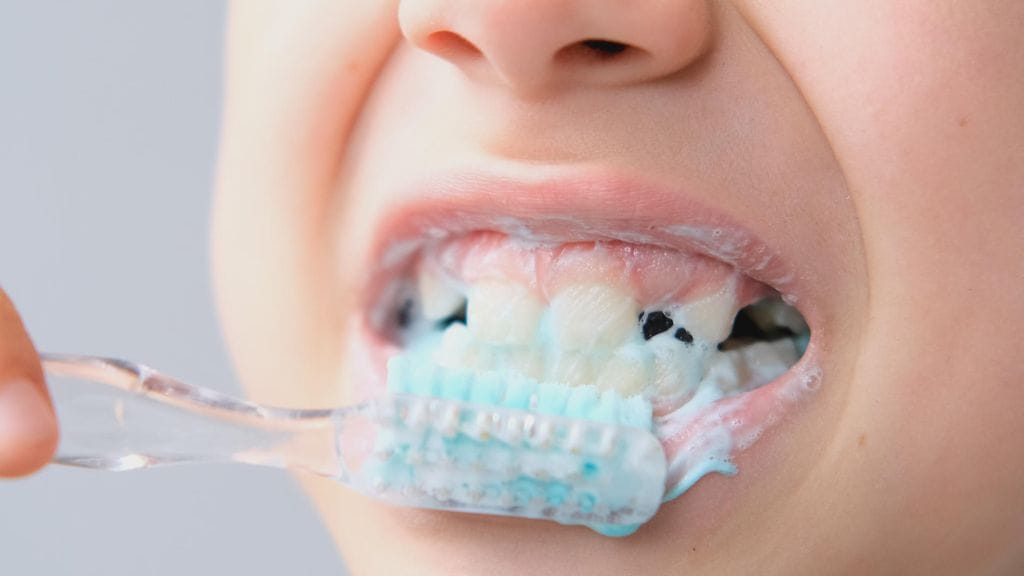 Lapsen hampaita pitäisi harjata kahdesti päivässä kahden minuutin ajan.