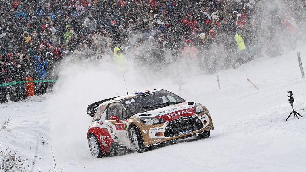 Sebastien Loeb johtaa kisaa lähes puolentoista minuutin turvin.